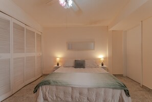 recamara principal con cama queen size, closet y baño