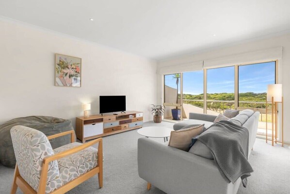 Experience Torquay’s ultimate beachfront lifestyle at this 2-storey retreat, located directly opposite Whites Beach