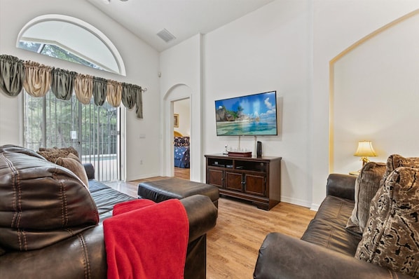 Living Room
55" Smart TV