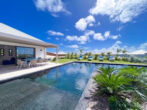 Luxury & Horizon: Villa with Pool