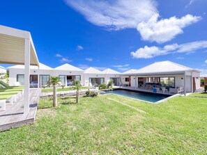 Modern Villa: Garden & Pool