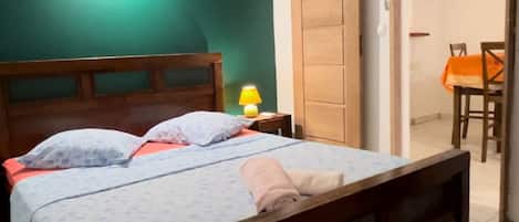 Chambre à coucher climatisée avec lit queen size et matelas ergonomique