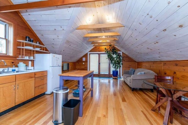Welcome to the "Treehouse," a serene retreat nestled in the heart of Burlington, offering a warm blend of rustic charm and modern comfort.