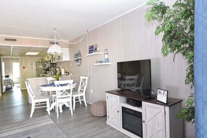 Starboard 2D-Living Area
