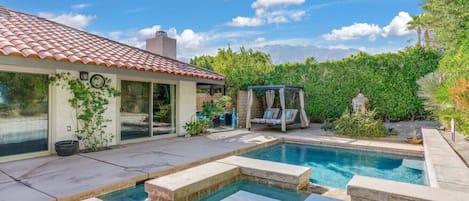 Gorgeous Backyard with spa and heated pool (both extra fees)