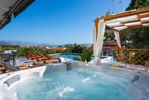 Privater Whirlpool mit Blick auf den Poolbereich