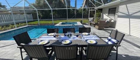 An Octopodo Sea screened in pool area with dining