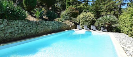 Un bel oasis de verdure autour de la piscine totalement privée de 10,00 x 4,00 m