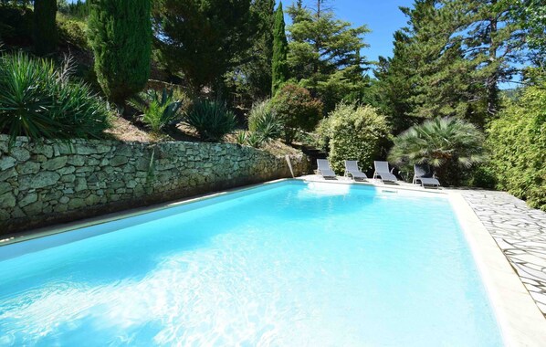 Un bel oasis de verdure autour de la piscine totalement privée de 10,00 x 4,00 m