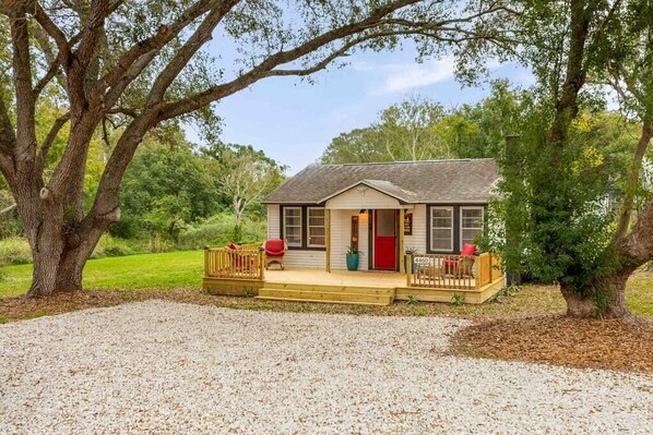Beautifully remodeled 2 bedroom farmhouse cottage vacation rental in Palm Harbor, FL