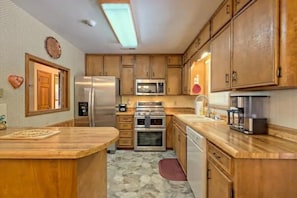 Private kitchen upstairs - Gas stove - Drip Coffee Maker - Dishwasher
