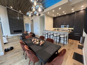  dining room & kitchen area.