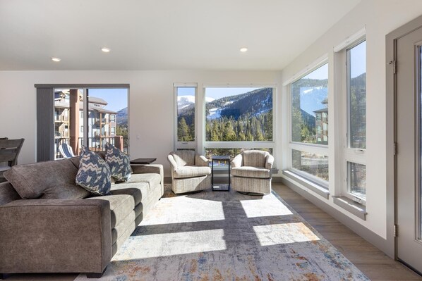 207 Clearwater Lofts - a SkyRun Keystone Property - Living area 