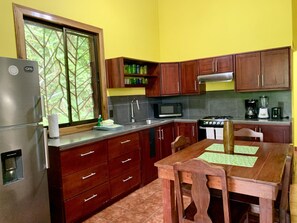Private Spacious Fully Serviced Apt #6 w/ Pool (1575)