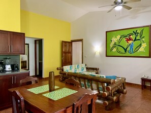 Private Spacious Fully Serviced Apt #6 w/ Pool (1576)