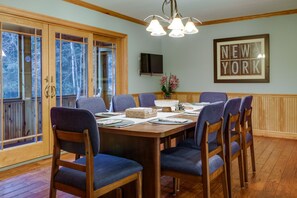 Dining Area | Dishware & Flatware Provided