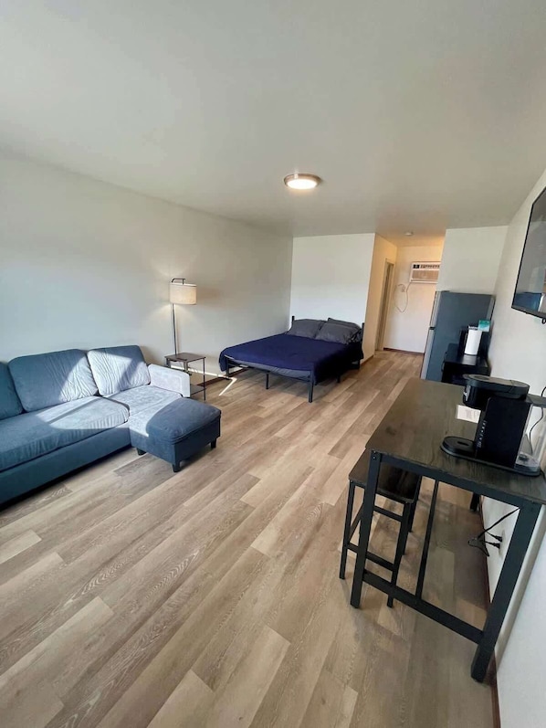 Studio Unit 16