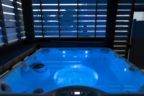 Indoor spa tub