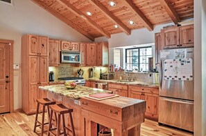 Kitchen with Breakfast Bar
