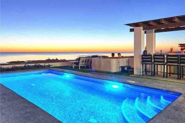 Sunset Beach House Private Ocean Front Pool & Hot Tub