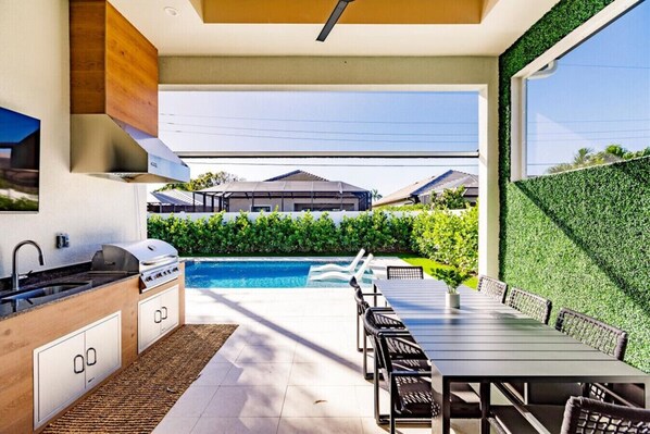 Lanai, Motorized Screens, Outdoor Dining, Smart TV, Sonos Sound System.