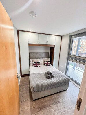 Inviting bedroom in Shoreditch with a sleek design and comfortable furnishings, located near iconic landmarks and local gems.