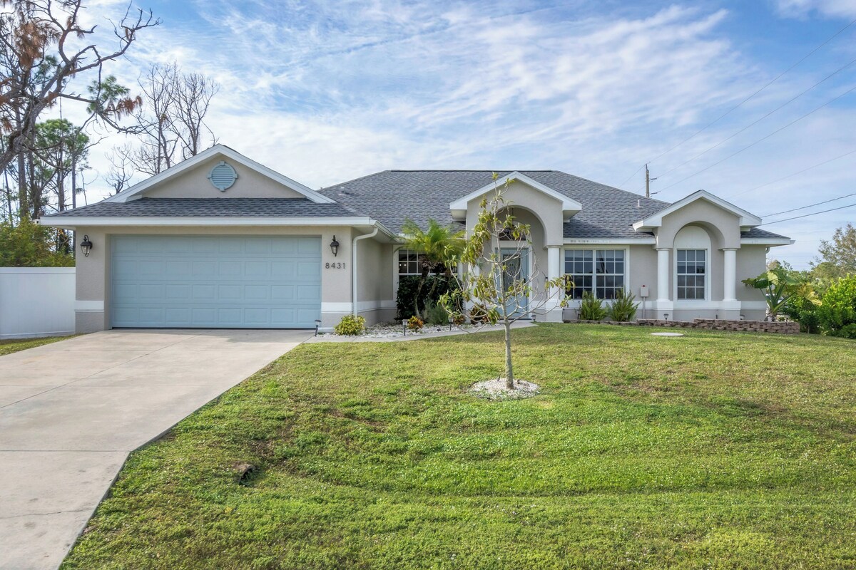 Upscale Modern Boutique Style 4 Bedroom Pool House Near Gulf Beaches and Golfing