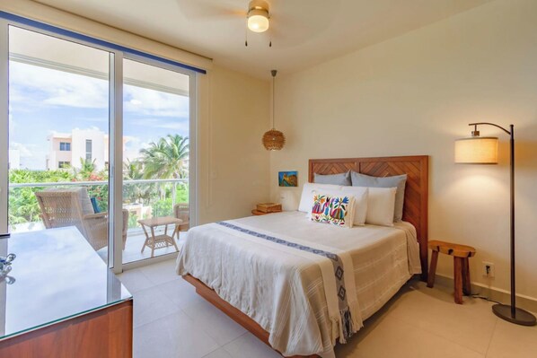 Ocean serenity: Awake to rhythmic waves, queen-bed haven, endless horizon in every glance.