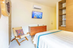Corner comfort: Tranquil room, queen bed, sleek TV, spacious closet – your perfect retreat for rest.