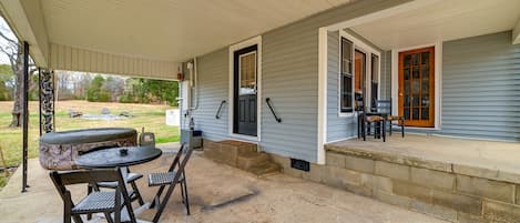 Gleason Vacation Rental | 2BR | 1BA | 4 Steps to Enter | 1,100 Sq Ft