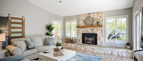 Coastal living room w/fire place