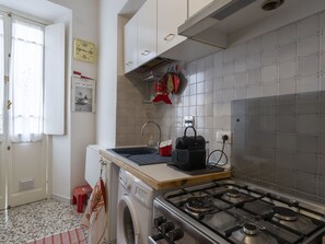 Eigentum, Cabinetry, Fenster, Gasherd, Küche, Cooktop, Herd, Küchengerät, Countertop, Haushaltsgerät