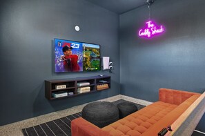 Epic garage game room!  Pool/Playstation, Darts, AIR CONDITIONING!