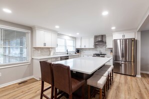 The owner, a graduate of USNA, has fully renovated the kitchen with a gourmet chef and entertainer in mind.
