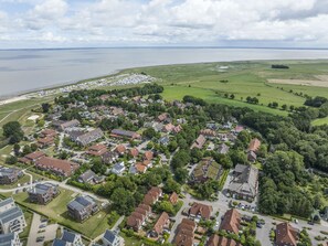 Der Jadebusen - hier das älteste Nordseebad Varel-Dangast aus der Vogelperspektive