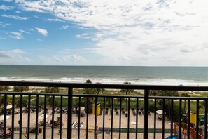 ·Breathtaking Views and Coastal Comfort: 4th Floor Paradise Oceanfront Deluxe One Bedroom·