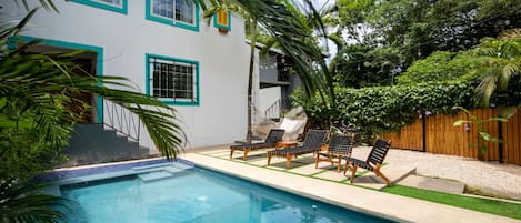Large pool and comfortable lounge chairs (1)