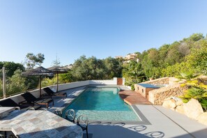 Cuisine extérieur , piscine et jacuzzi