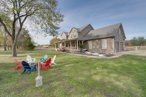 2-Story House | Wood-Burning Fire Pit | In-Unit Laundry