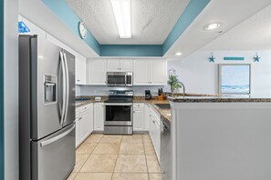 All modern appliances to make meal preparation a breeze.
