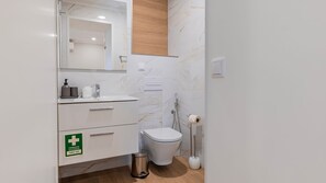 The full bathroom provides all the amenities you need to freshen up and prepare for your adventures #freshenup #portugal #pt #cascais