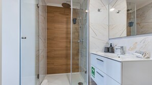 The full bathroom provides all the amenities you need to freshen up and prepare for your adventures #freshenup #portugal #pt #cascais