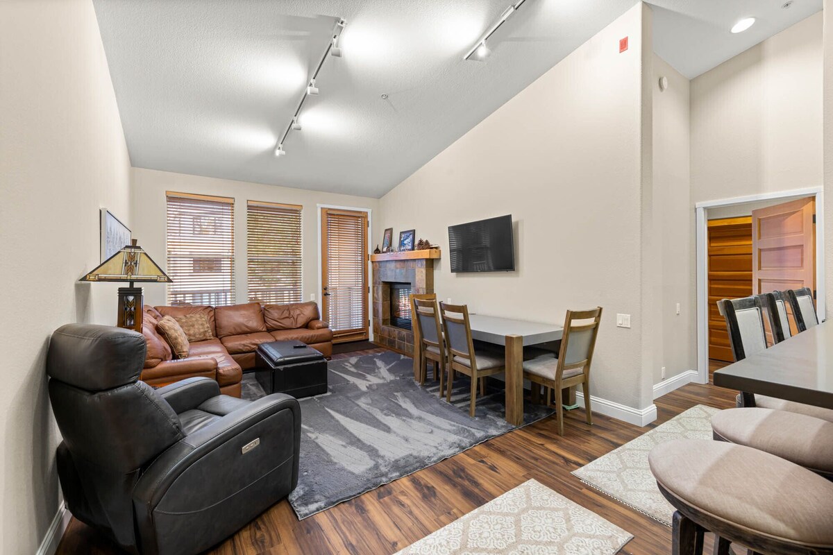 NEW LISTING!! Palisades Tahoe Lodge Fireplace 1Bdr #810