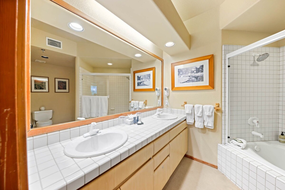 NEW LISTING!! Palisades Tahoe Lodge Two BR+Twins Ski-in/out #512