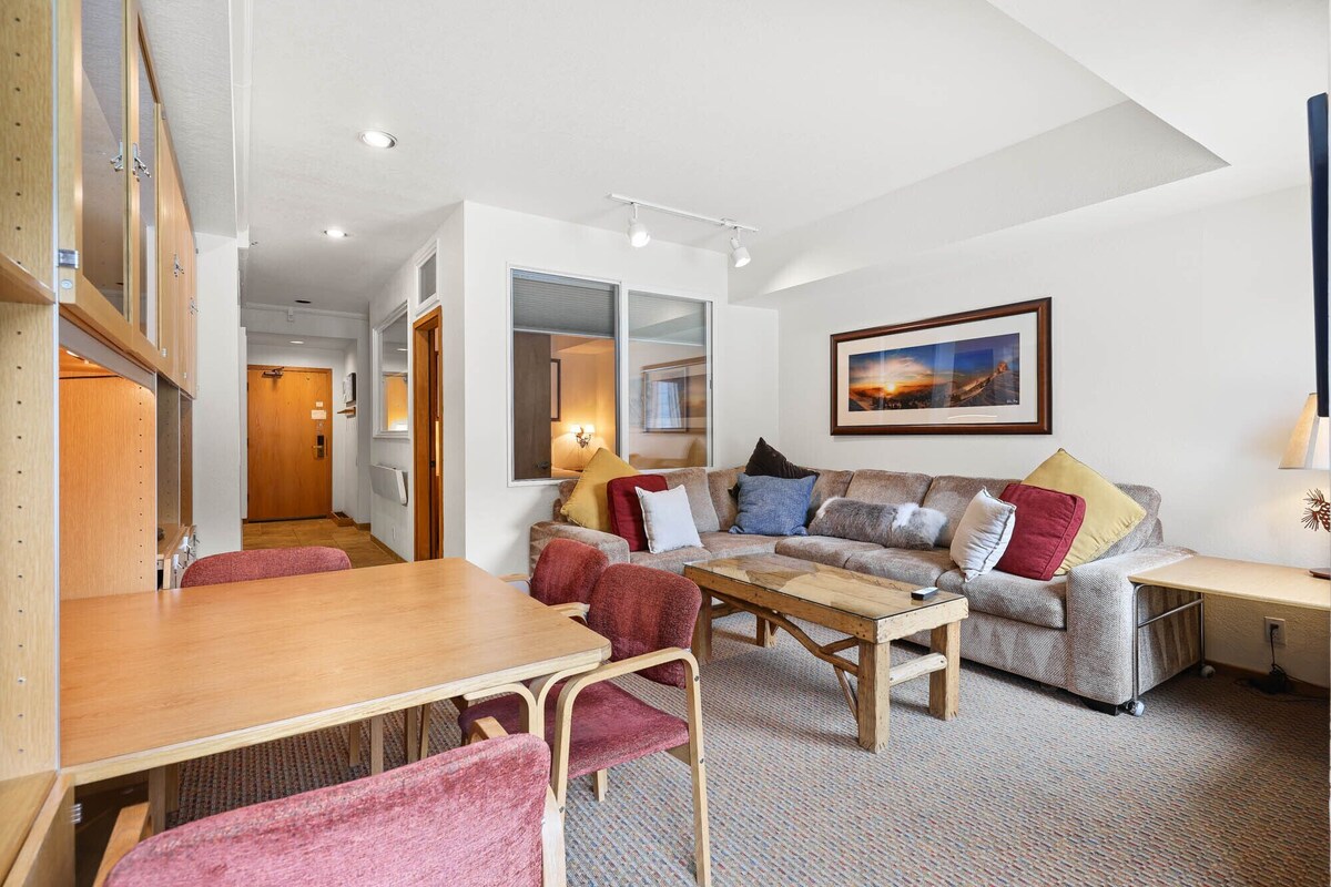 NEW LISTING!! Palisades Tahoe Lodge Studio, Ski-in/Ski-out #223