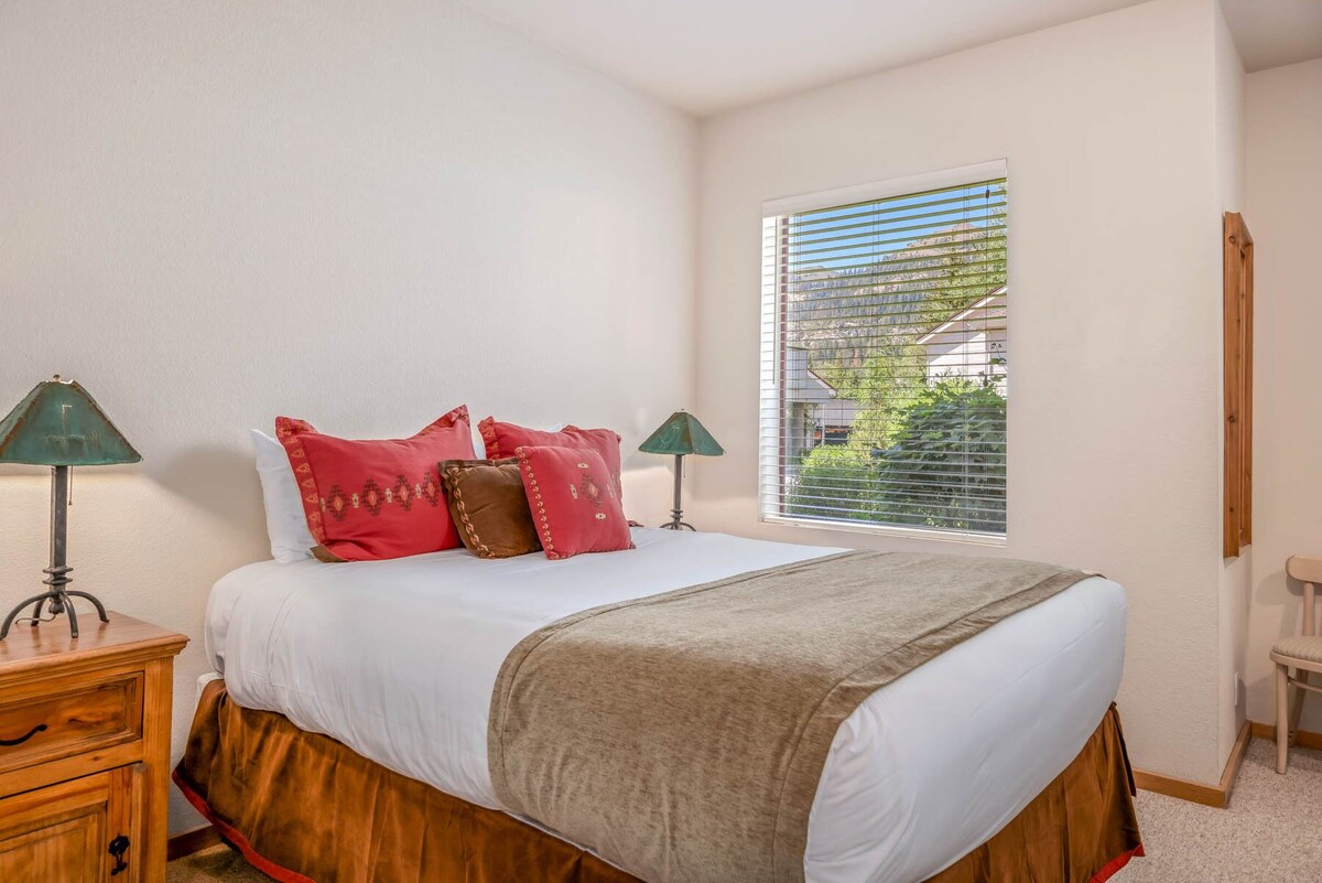 NEW LISTING!! Palisades Tahoe Lodge Studio, Ski-in/Ski-out #158