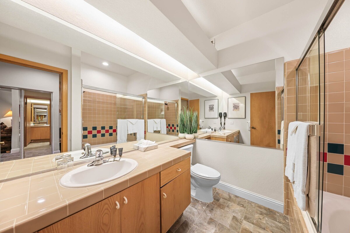 NEW LISTING!! Palisades Tahoe Lodge Studio, Ski-in/Ski-out #154