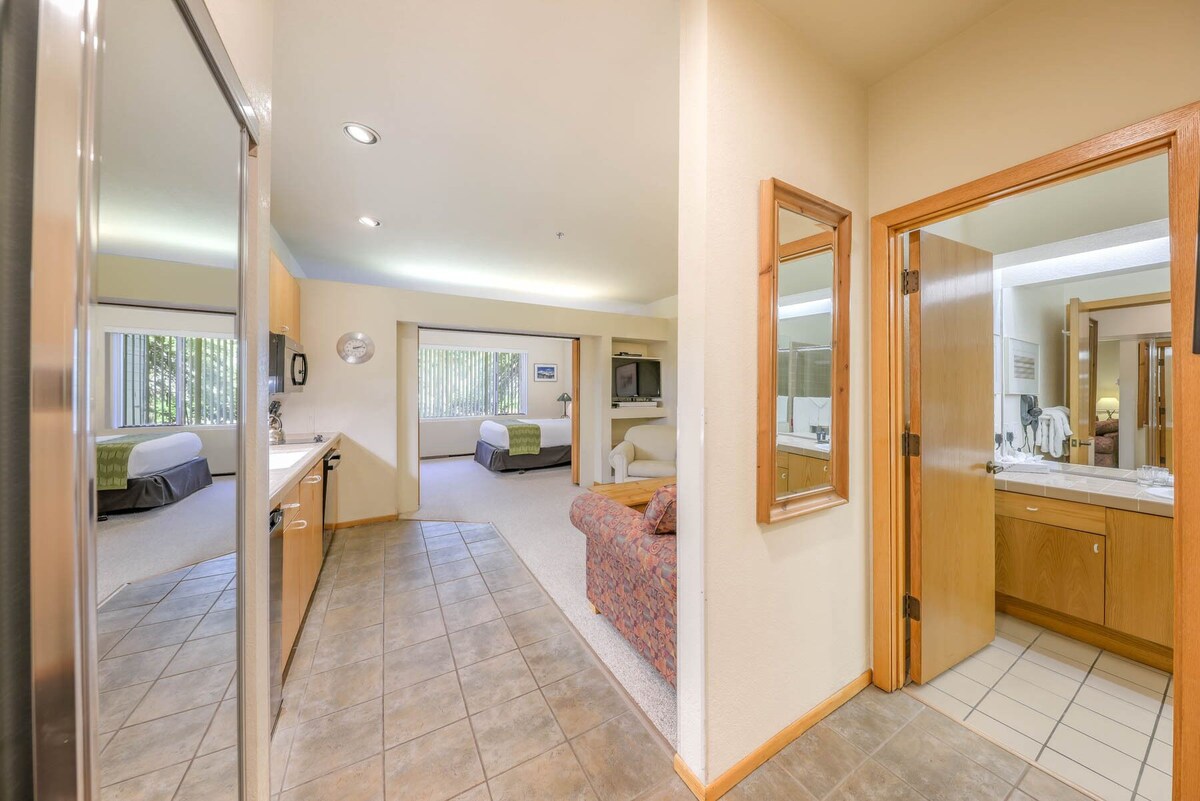 NEW LISTING!! Palisades Tahoe Lodge Studio, Ski-in/Ski-out #148
