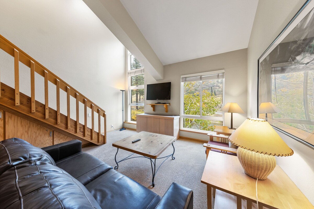 NEW LISTING!!! Palisades Tahoe Lodge Studio w/Loft Ski-in/out#349