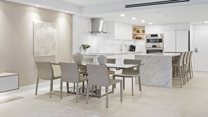 Full Kitchen with Dining Table